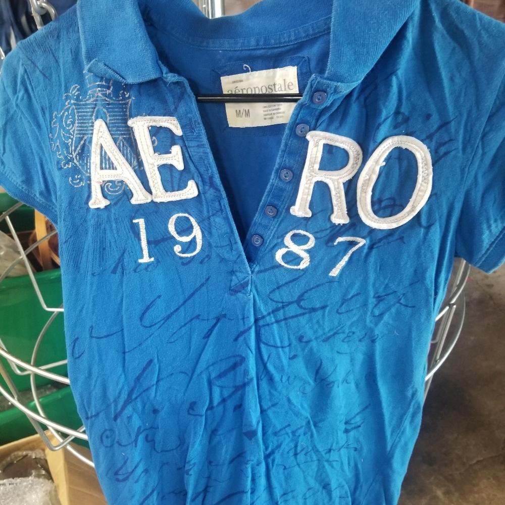 Med aeropostale shirt